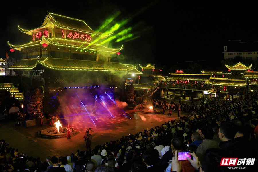 湖南旅游市场国庆假期持续火爆，多个热门景区约满限流，游客漫游悄然升温